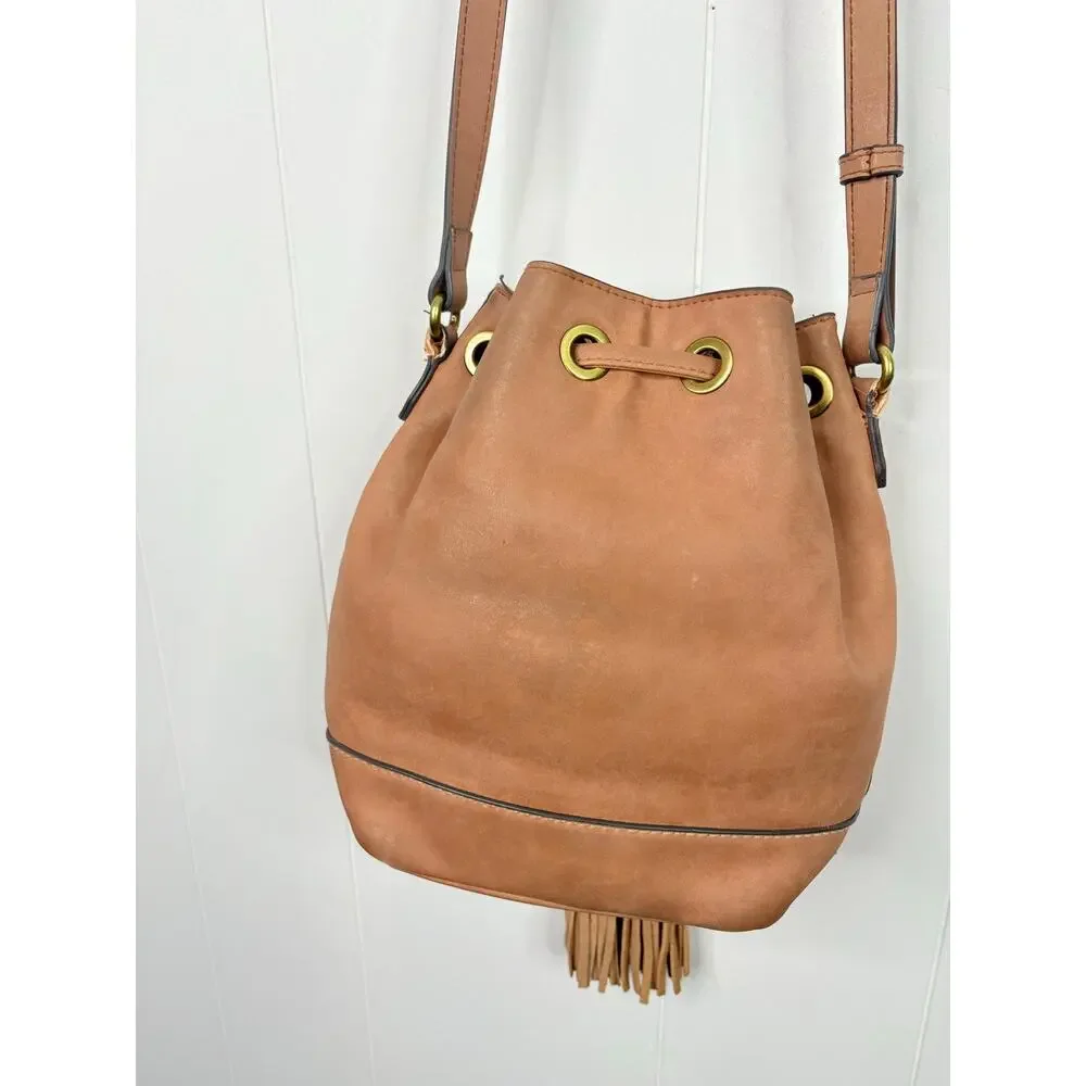 ✨2/$30✨Merona Tan Faux Leather Bucket Bag Tassel Crossbody Purse Western